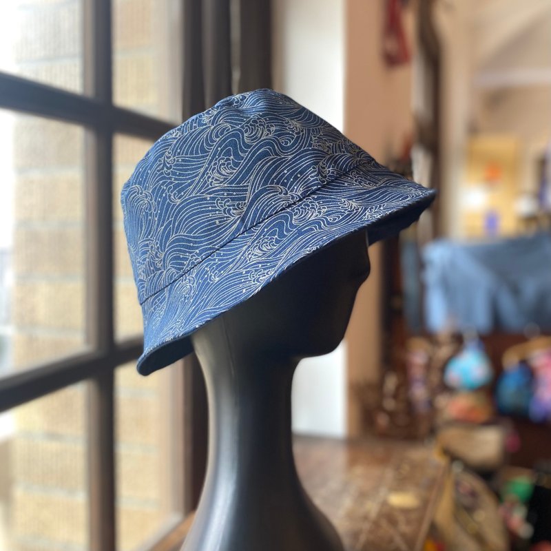 Handmade Japanese Style Thin Wavy Reversible Bucket Hat - หมวก - ผ้าฝ้าย/ผ้าลินิน สีน้ำเงิน