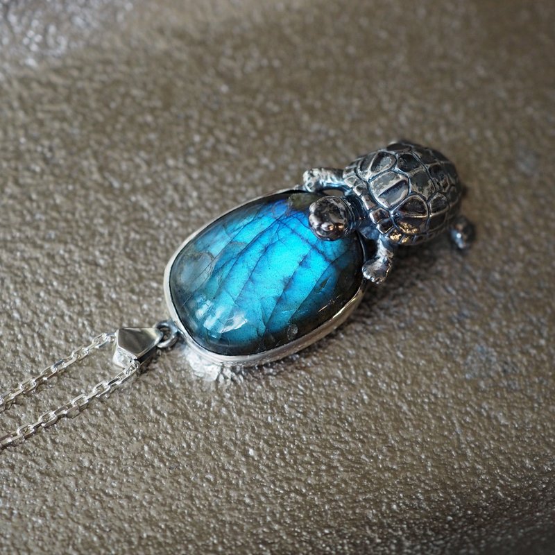 Turtle and Labradorite 15.8ct Silver Pendant - สร้อยคอ - เงินแท้ สีเงิน