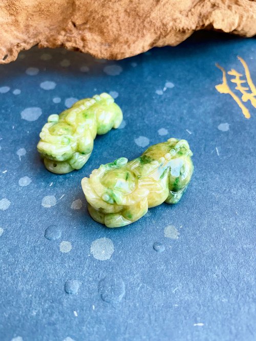 翡翠輕珠寶．新中式飾物  㻩(jade jewelry) 【喜臨門】天然緬甸翡翠-皇家綠老種貔貅巧雕掛件