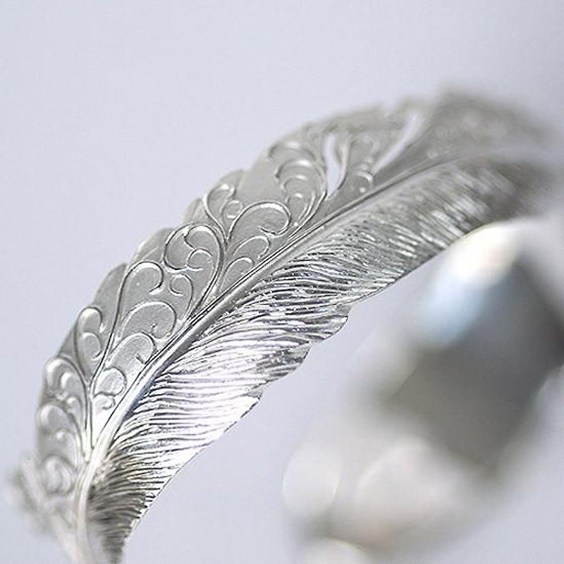 Arabesque x Feather Bangle [Free Shipping] Arabesque bracelet with feathers carved in silver with traditional Japanese carving - Bracelets - Other Metals Silver