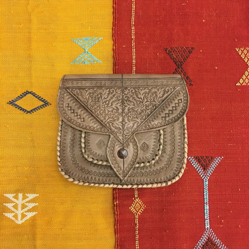 Moroccan handmade cocoa camel leather backpack Crossbody Saddle bag Ethnic wind accessories - กระเป๋าแมสเซนเจอร์ - หนังแท้ สีกากี