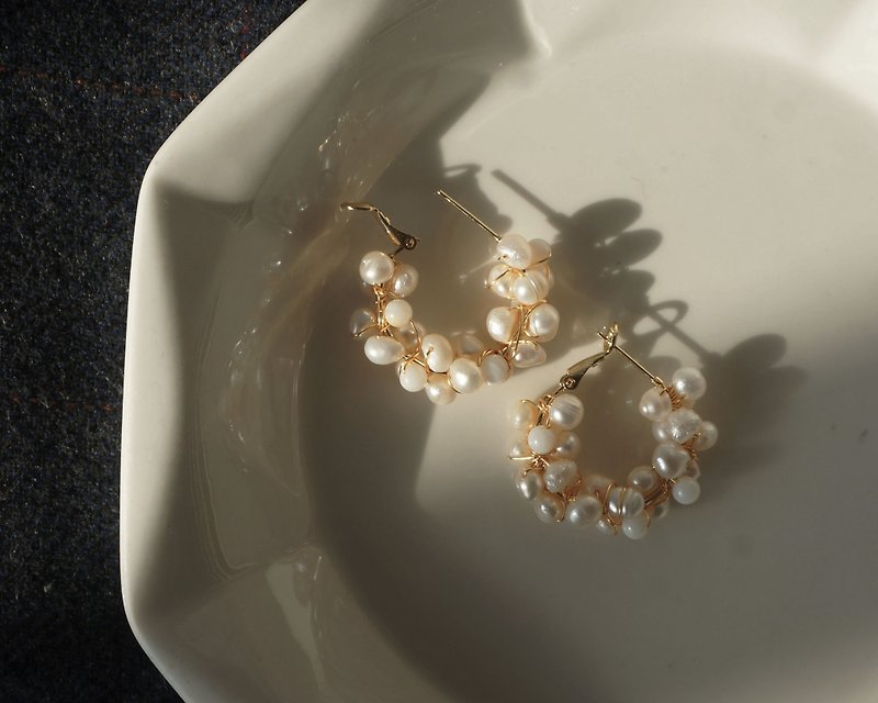 Pearl Silk Wreath Stud Earrings - ต่างหู - ไข่มุก 