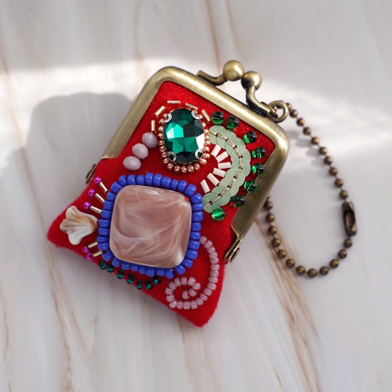 小さなビーズ刺繍のがま口 No.76 レッド×ウール ネックレス・バッグチャームにも アクセサリーケース 一点物 - 吊飾/掛飾 - 羊毛 紅色