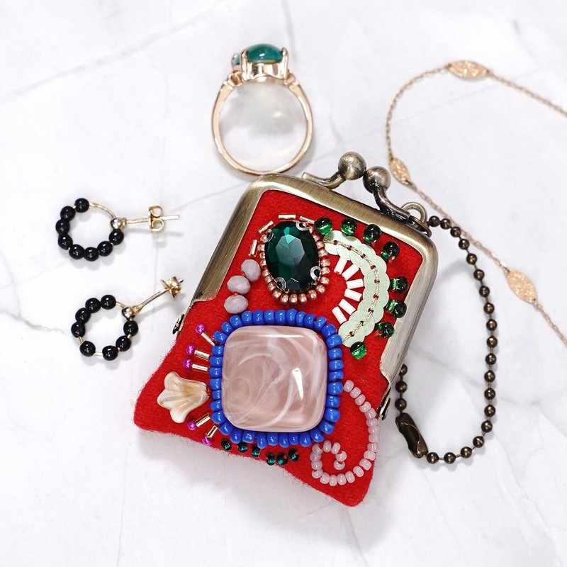 小さなビーズ刺繍のがま口 No.76 レッド×ウール ネックレス・バッグチャームにも アクセサリーケース 一点物 - 吊飾/掛飾 - 羊毛 紅色