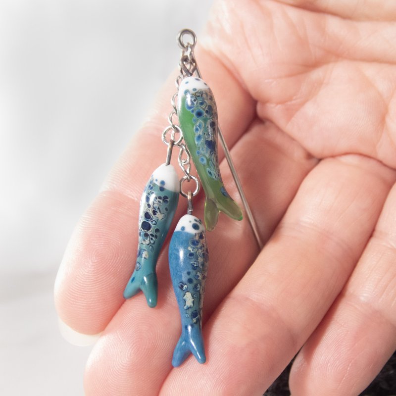 Sardine Blown Glass Earrings - 胸針 - 玻璃 藍色