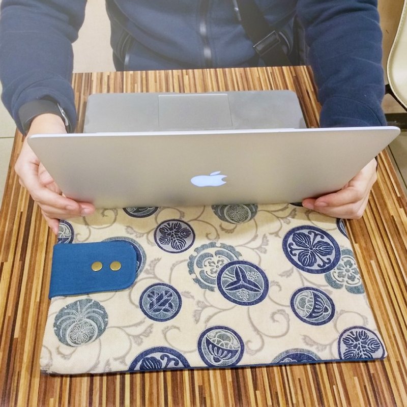 悠遠的家徽。  Macbook 13" - 電腦包/筆電包 - 棉．麻 藍色