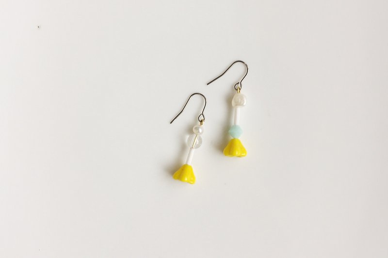 Roadside flower pearl asymmetrical earrings - ต่างหู - โลหะ สีเหลือง