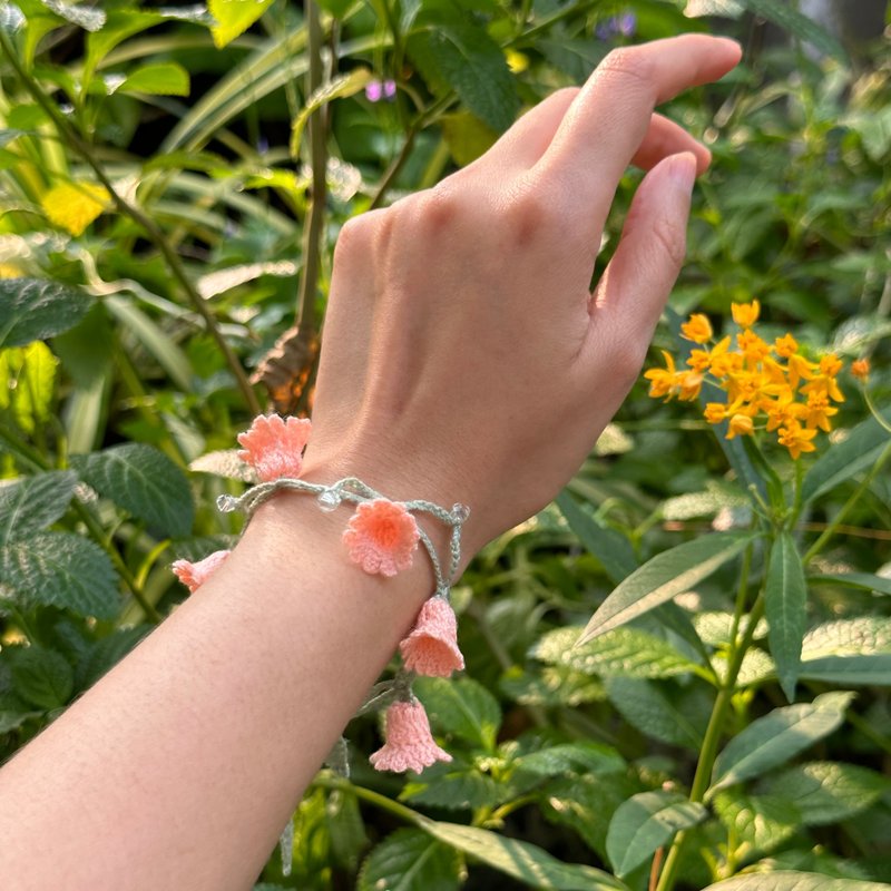 สร้อยข้อมือโครเชต Lily of the valley สี PEACH - สร้อยข้อมือ - งานปัก ขาว