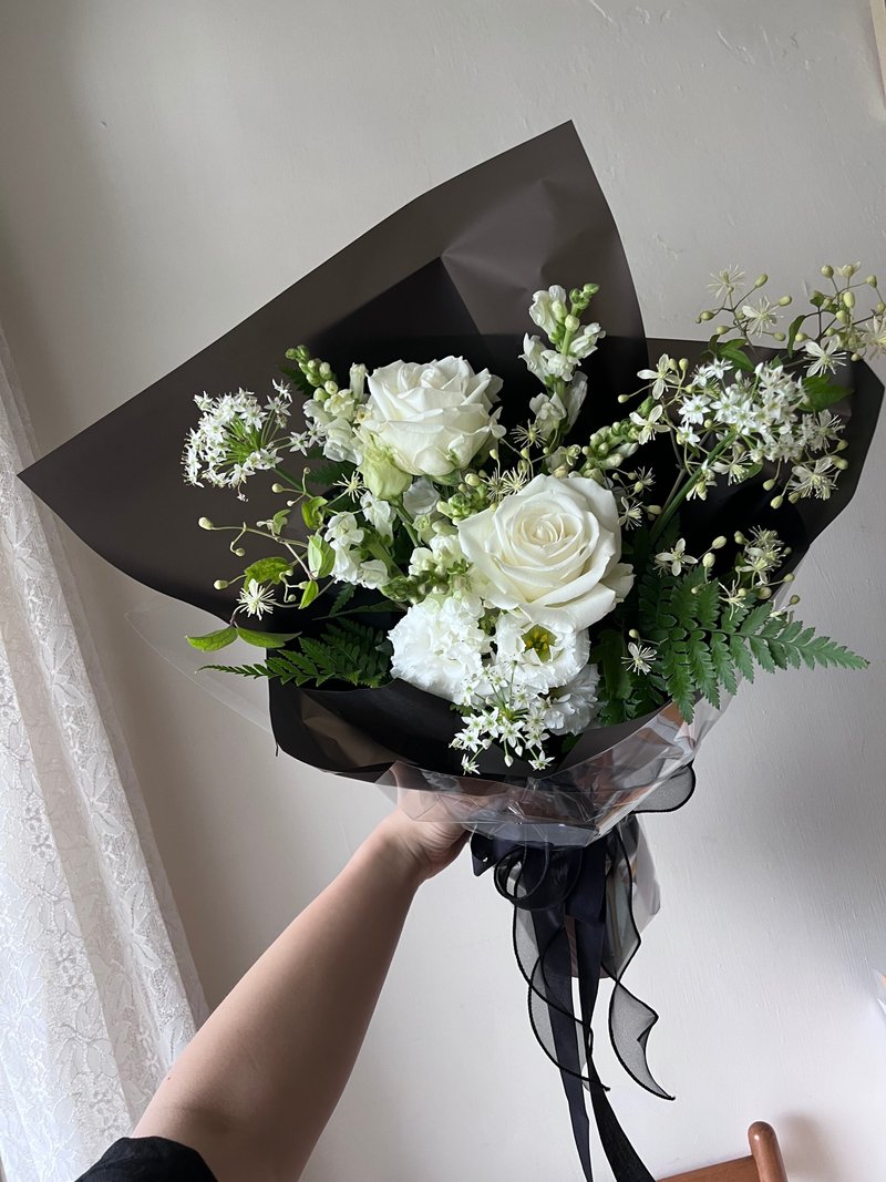 白綠色系鮮花束 玫瑰花束 當季花材鮮花束 客製化包裝顏色 告白花 - 盆栽/植栽 - 植物．花 白色