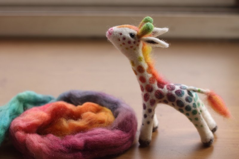 Hand-dyed wool rainbow giraffe small 15cm custom - ตุ๊กตา - ขนแกะ หลากหลายสี