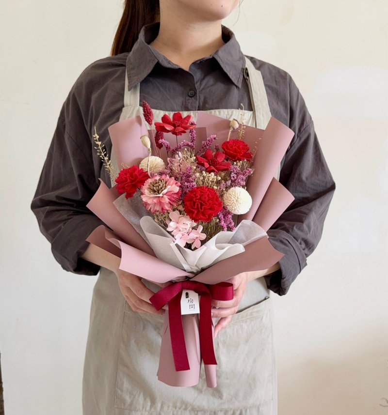 康乃馨花束 母親節 乾燥花 中型花束  玫粉紅 附花提袋 - 乾燥花/永生花 - 植物．花 紅色