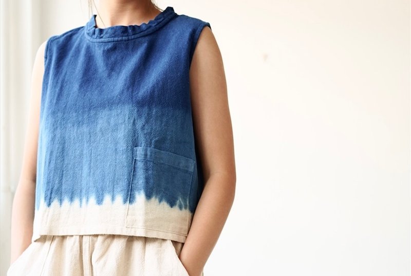 Hand-dyed blue sleeveless round neck top with side pockets - Women's Tops - Cotton & Hemp Blue