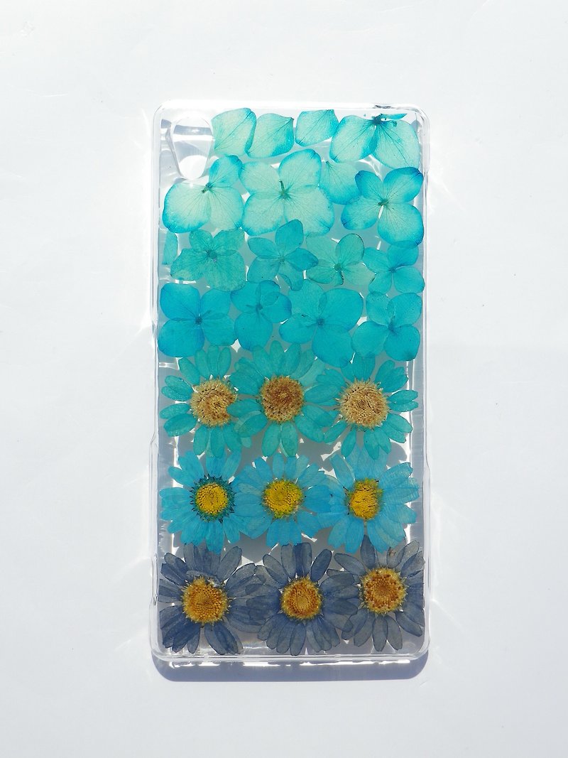 Handmade phone case, Pressed flowers phone case, Blue color - เคส/ซองมือถือ - พลาสติก สีน้ำเงิน
