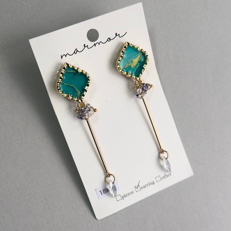 【1点のみ】エメラルドグリーン　アルコールインクアート　 ロング　イヤリング　 18kgp　ガラス　ゴールド　モロッカン　世界で一つ　金属アレルギー対応　緑 - 耳環/耳夾/耳骨夾 - 樹脂 綠色