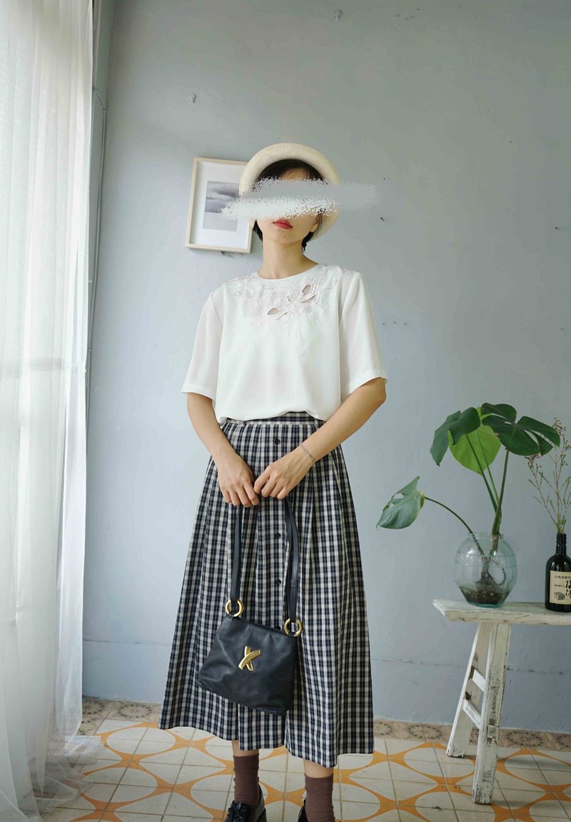 尋寶古著-氣質白色簍空刺繡領設計復古上衣 - 女上衣/長袖上衣 - 聚酯纖維 白色