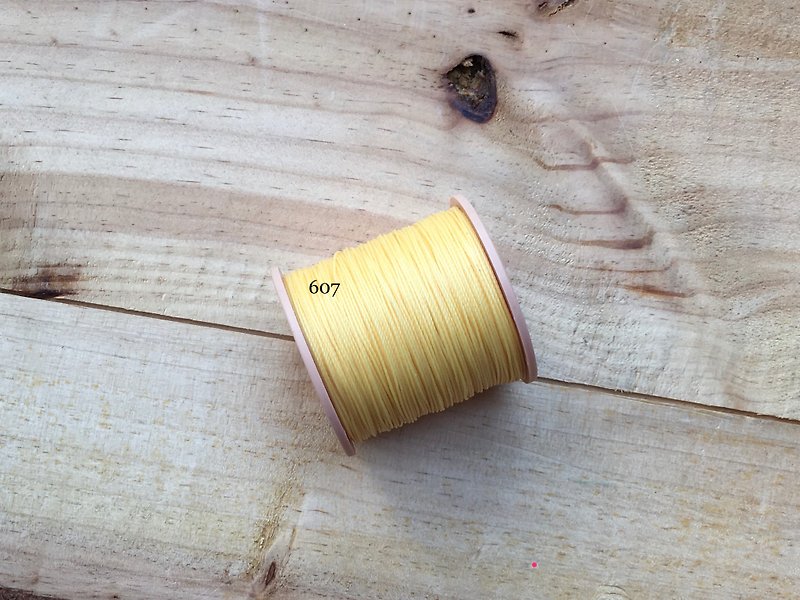 香港DIY Leatherismで生産淡黄色の選択カラー0.65ミリメートル30 48ヤードのワックスワックスラインサークルラインのハンドステッチハンドツールレザーアクセサリー革レザー革レザーとして南米{サークルワックス＃607]で生産ラインを縫います - 編み物/刺繍/羊毛フェルト/裁縫 - コットン・麻 イエロー