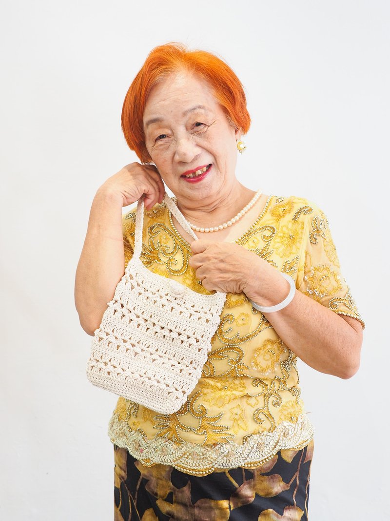 [Grandma’s clever knitting] Handmade pattern crochet small handbag - กระเป๋าถือ - ผ้าฝ้าย/ผ้าลินิน ขาว