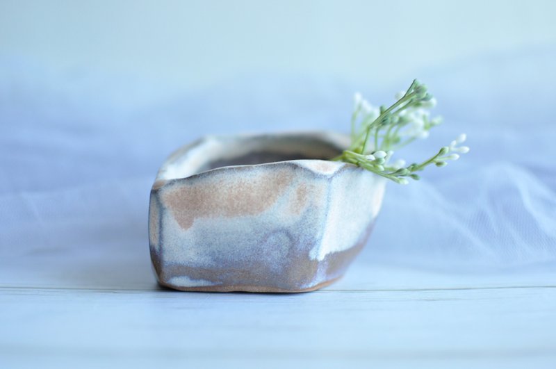 Heyu Soap ・手捏陶花器・陶土製・自然釉色・手工生活器皿 - 花瓶/花器 - 陶 卡其色