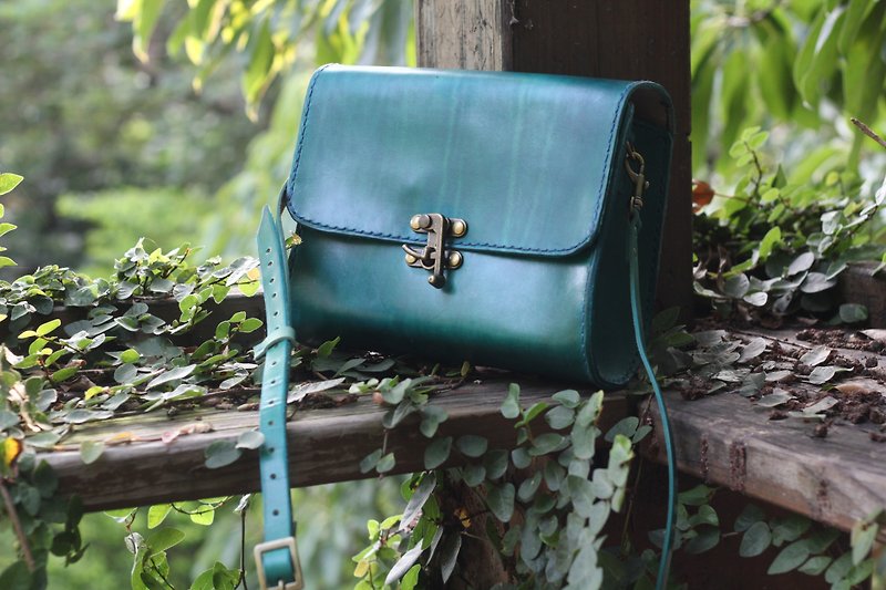 Classical crossbody vegetable tanned leather bag - Greenlake - Messenger Bags & Sling Bags - Genuine Leather Green