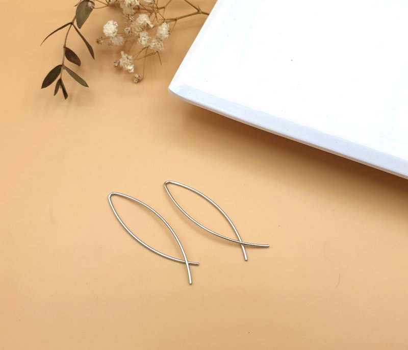 Minimal twist earring - White rhodium plated - 耳環/耳夾/耳骨夾 - 其他金屬 銀色