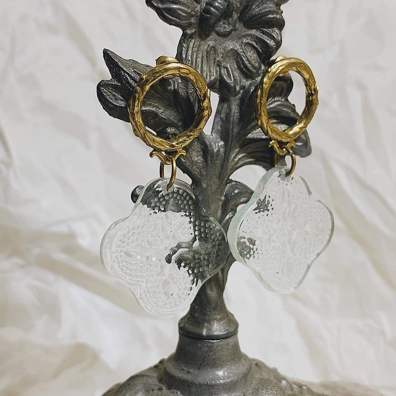 Hand VINTAGE kiln melt glass transparent glass-based Begonia drape Bronze pin earrings - Earrings & Clip-ons - Glass 