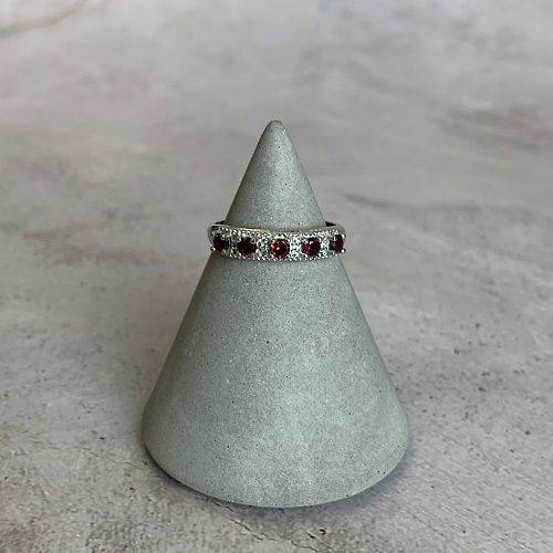 璃珠 RIJU |鑲嵌珠寶| 紅石榴石 鑲嵌寶石四爪圓形單排戒指 一物一圖