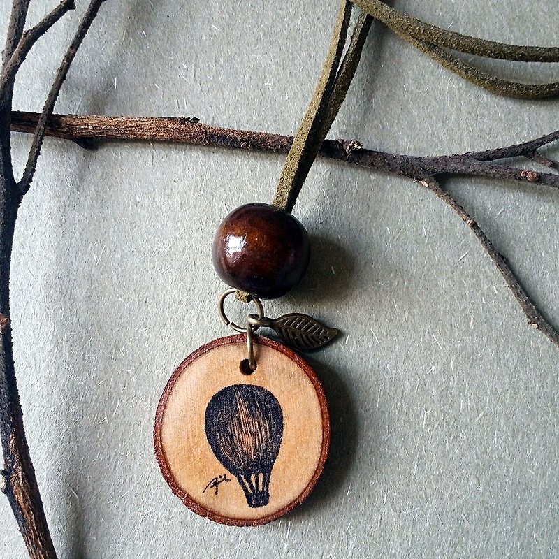 Hand painted necklace / pendant (hot air balloon) - Necklaces - Wood Multicolor