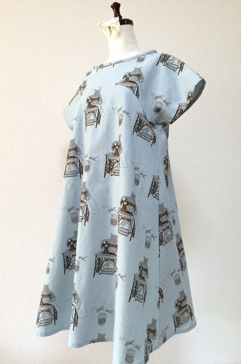 Flare dress with cat and antique sewing machine Blue gray - ชุดเดรส - ผ้าฝ้าย/ผ้าลินิน สีน้ำเงิน