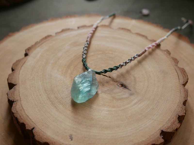 N49/SS24~Rose quartz l Stone l Wax thread l hand-woven l raw mineral necklace - สร้อยคอ - คริสตัล สีเขียว