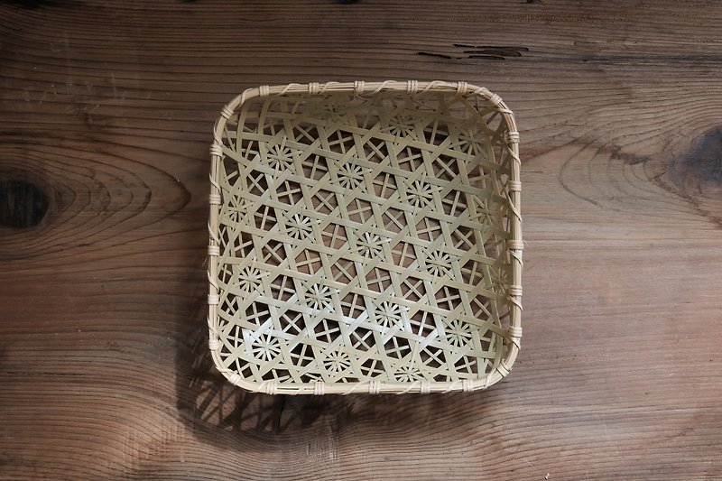 Handmade Bamboo Braided Plate (L) | Hexagon Hole Chrysanthemum Knitting | Primary Color - เครื่องครัว - ไม้ไผ่ สีกากี
