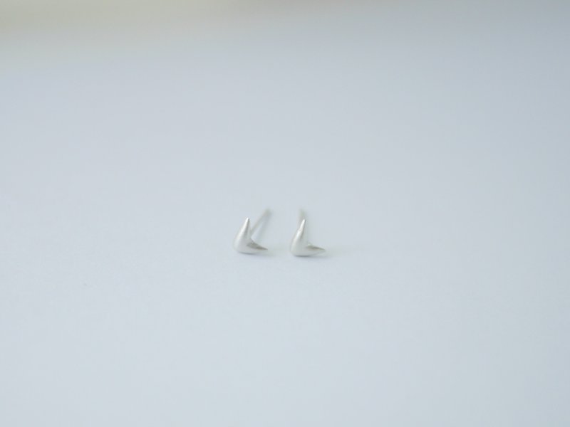Pure silver ear acupuncture V victory ear acupuncture small ear acupuncture - ต่างหู - โลหะ สีเงิน