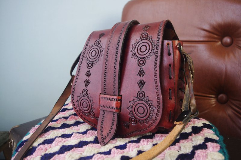 European antique bag - wine red handmade totem leather carving hippie saddle shoulder bag - กระเป๋าแมสเซนเจอร์ - หนังแท้ สีแดง