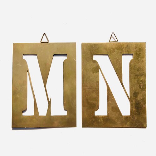 Mini Amer. 美國老物 銅質金色方形縷空英文字母字牌掛飾