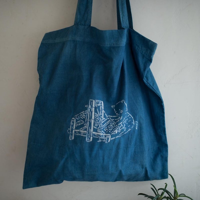 猫の仕事 03 |綿生地を織る | 写真 綿生地を織る天然藍トートバッグ - ショルダーバッグ - コットン・麻 ブルー