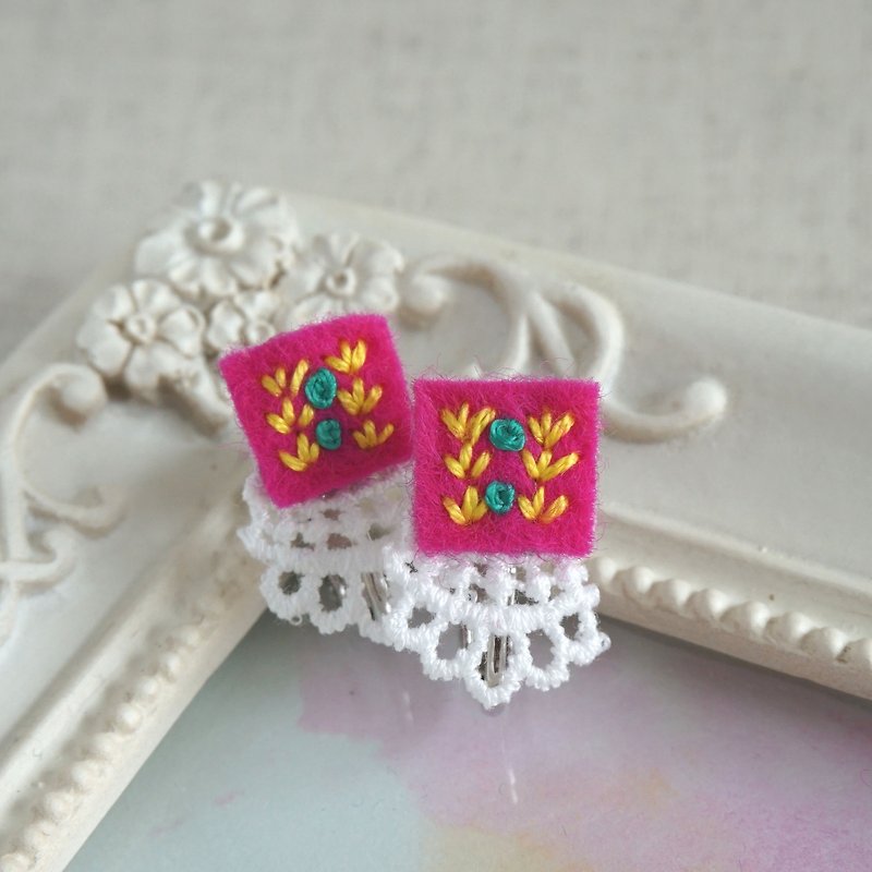 Hand embroidery earring"Vivid square1" - Earrings & Clip-ons - Thread Pink