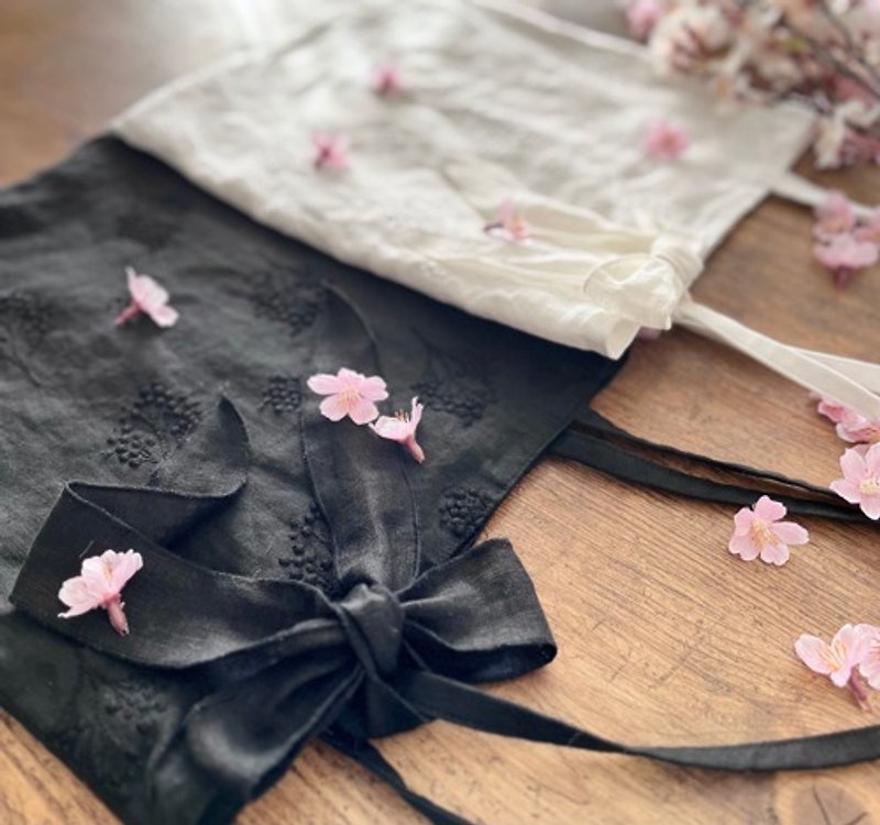 Kasumi Grass Embroidered Linen Petanko Tote Bag Black - กระเป๋าถือ - ผ้าฝ้าย/ผ้าลินิน สีดำ