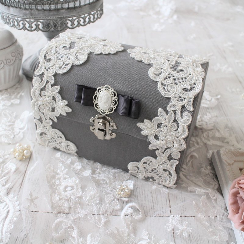 Treasure Box Treasure Box French Chic Lace Gray Ribbon Cameo Accessory Case [Made to Order] - กล่องเก็บของ - ผ้าฝ้าย/ผ้าลินิน สีเทา