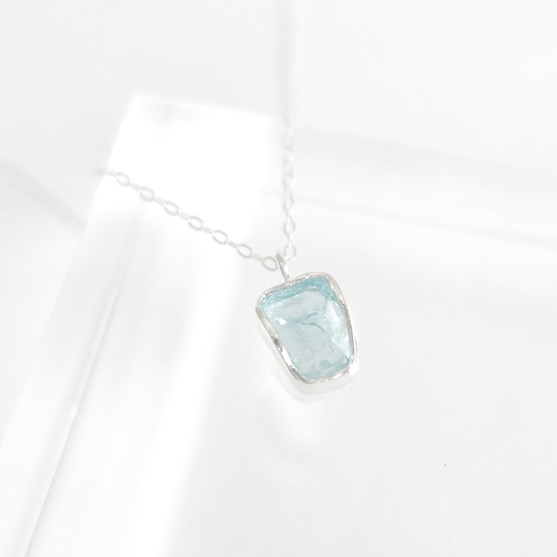 / Mado / Rough Aquamarine Bezel 925 Sterling Silver Necklace - Necklaces - Crystal Blue