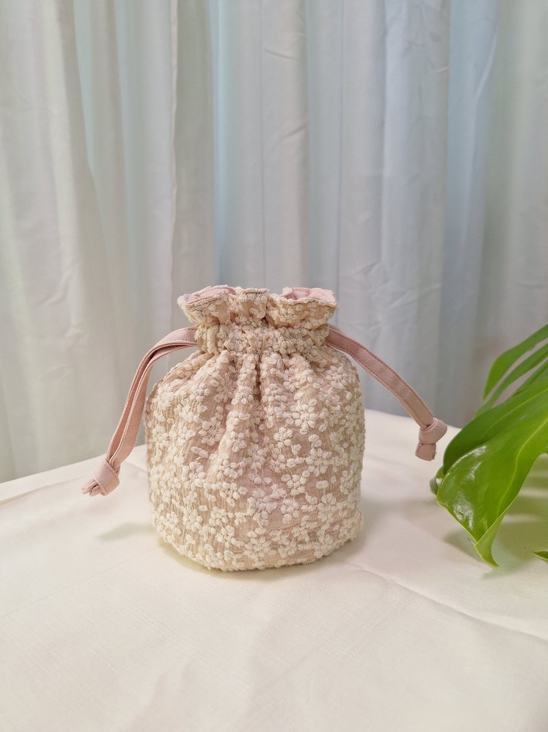 【MY HANDMADE】Round bottom embroidered drawstring pocket - Toiletry Bags & Pouches - Cotton & Hemp White