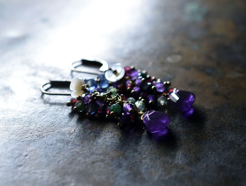 Zambian amethyst, stone beads, and white pearl flower earrings - ต่างหู - เครื่องเพชรพลอย สีม่วง