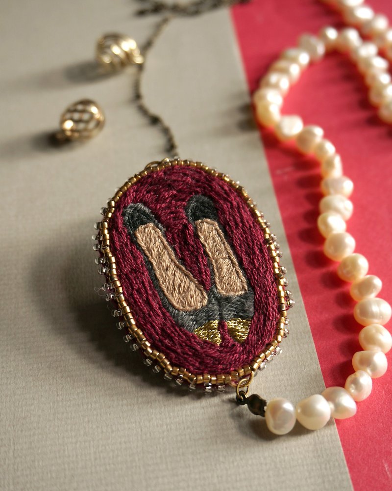 ｜The Vintage Heels｜ Hand-embroidered Natural Pearls Brass Necklace - สร้อยคอยาว - งานปัก 
