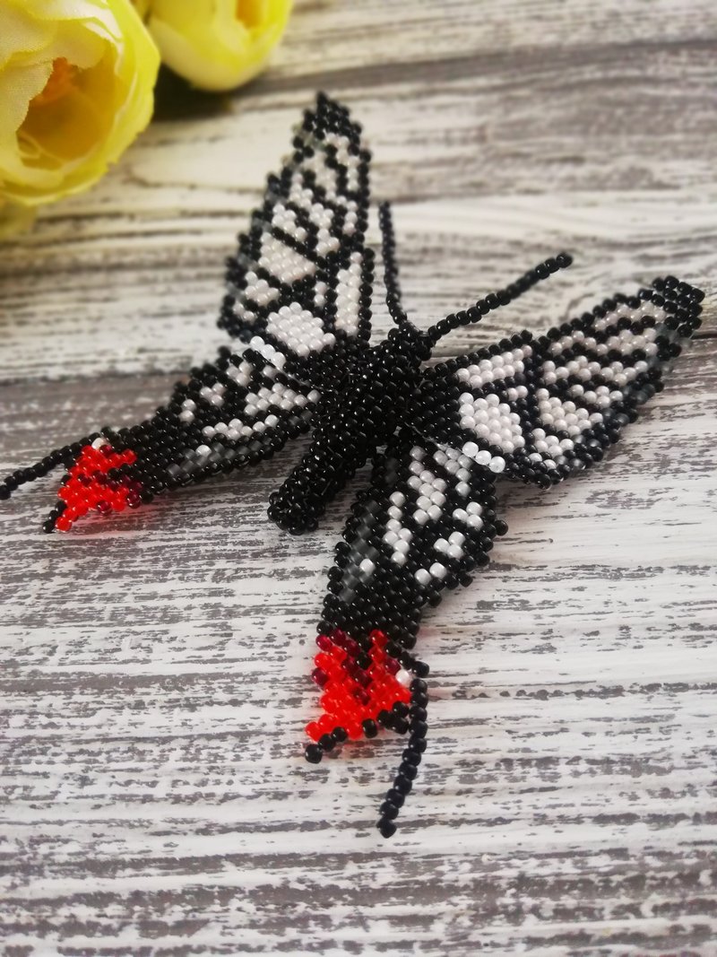 Bead Butterfly Brooch, Insect Brooch - เข็มกลัด - วัสดุอื่นๆ ขาว