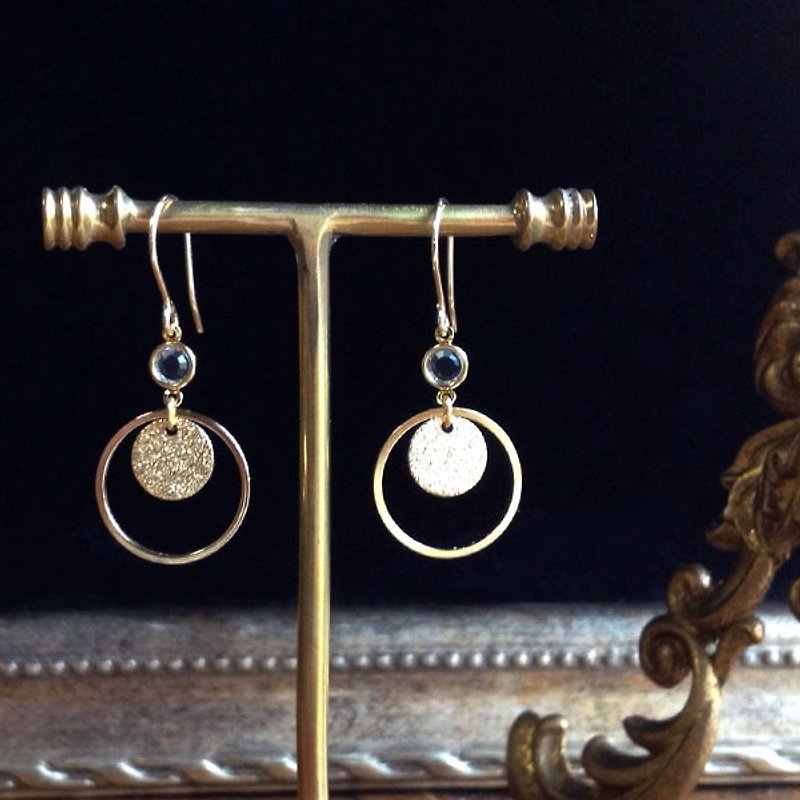 14 kgf vintage Swarovski and circle plate earrings耳針 - ピアス・イヤリング - 金属 ゴールド