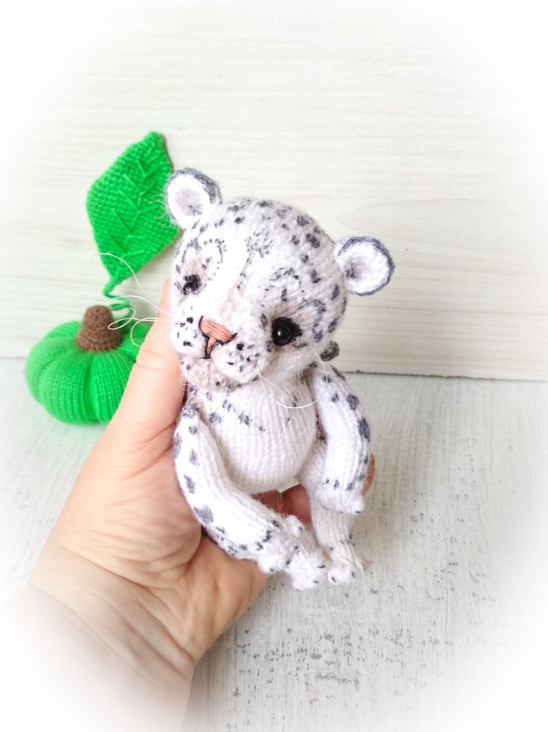 Stuffed snow leopard. Kawaii toy snow leopard. Knitted soft toy white leopard. - ของเล่นเด็ก - วัสดุอื่นๆ ขาว