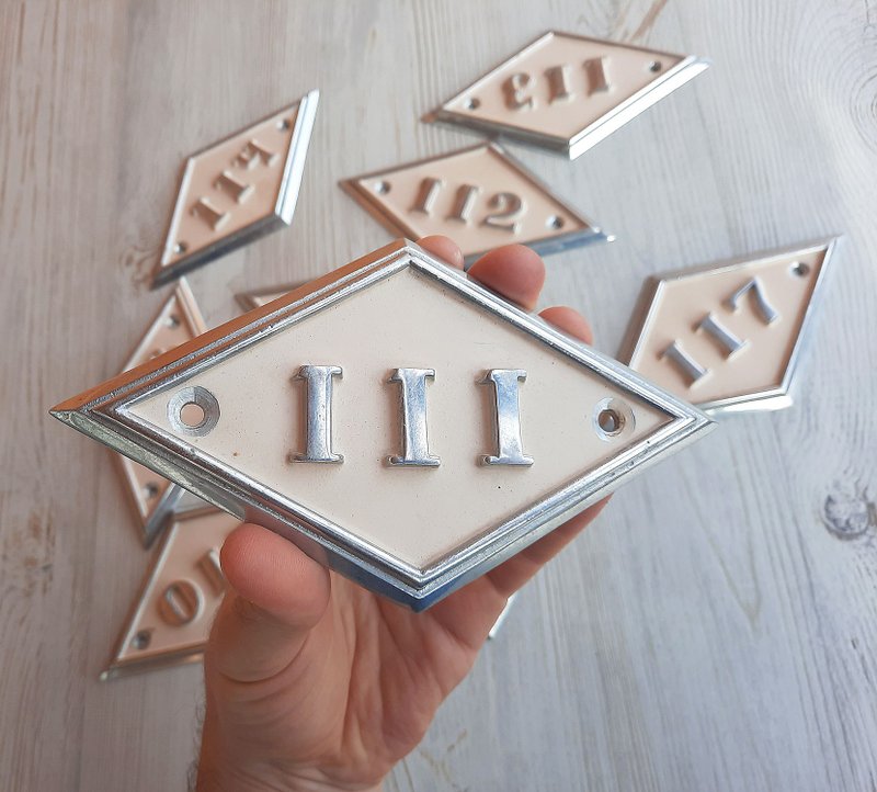 Metal rhomb door number sign 111 - vintage metal address plaque beige color - ม่านและป้ายประตู - อลูมิเนียมอัลลอยด์ 