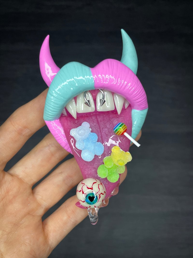 Phone grip. Pink & blue lips with an eyeball. - 其他 - 黏土 