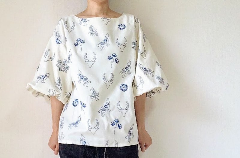 Embroidery flowers and animals Balloon sleeve white blouse - Women's Shirts - Cotton & Hemp White