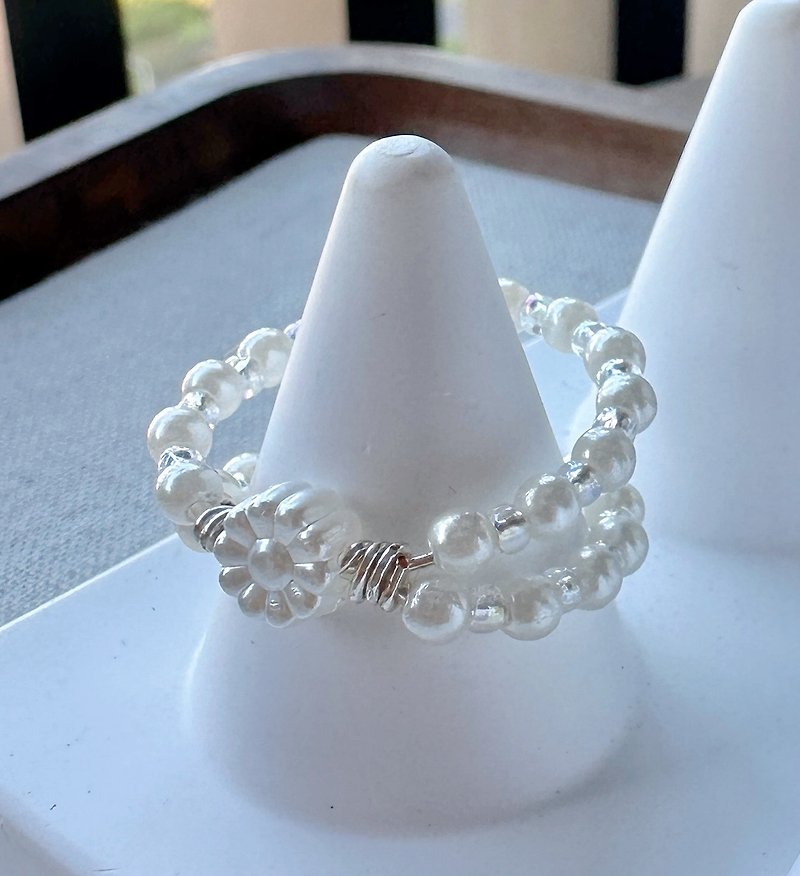 Small flower double pearl ring - แหวนทั่วไป - เรซิน ขาว