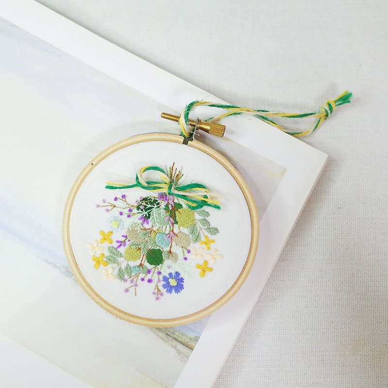 Hanging flower bouquet hand embroidered frame - Items for Display - Thread Multicolor