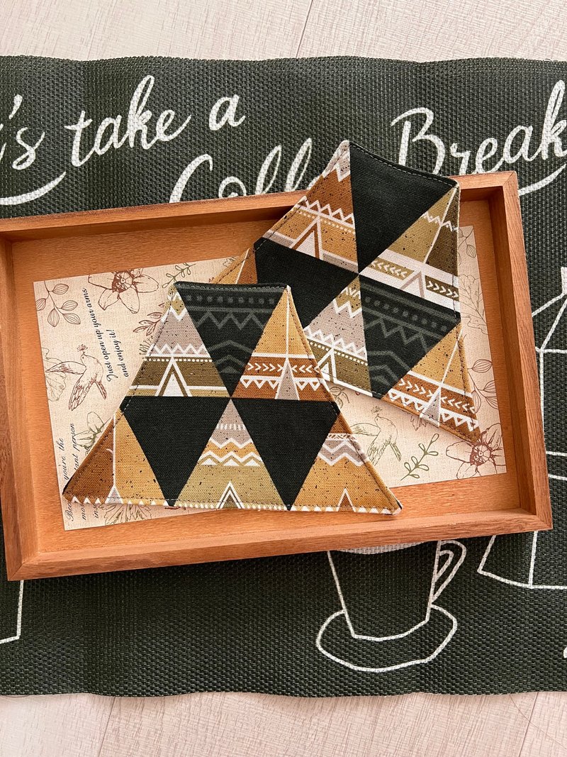 Zakka style handmade coasters Mount Fuji shaped camping style coasters - ที่รองแก้ว - ผ้าฝ้าย/ผ้าลินิน หลากหลายสี